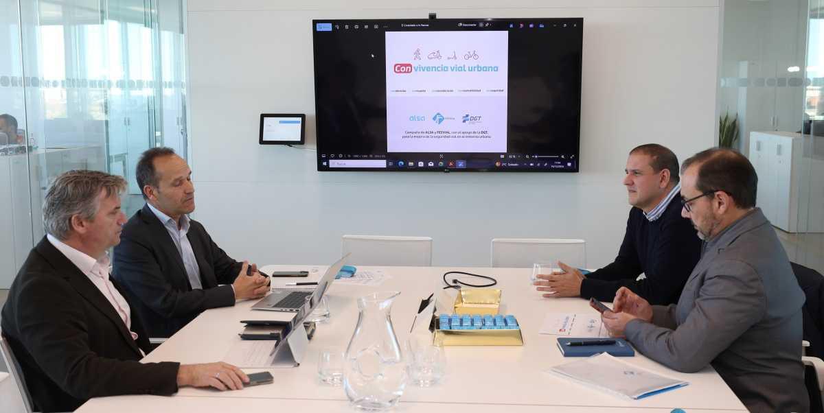 FESVIAL Y ALSA, CON EL APOYO DE LA DGT, SENSIBILIZAN SOBRE LA DIVERSIDAD FUNCIONAL Y LA MOVILIDAD SEGURA FESVIAL Y ALSA, CON EL APOYO DE LA DGT, SENSIBILIZAN SOBRE LA DIVERSIDAD FUNCIONAL Y LA MOVILIDAD SEGURA