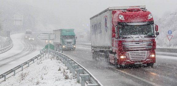 FESVIAL ADVIERTE DE LOS RIESGOS INVISIBLES EN INVIERNO QUE OCASIONAN EL FRIO Y LAS HORAS DE OSCURIDAD EN LA CONDUCCIÓN FESVIAL ADVIERTE DE LOS RIESGOS INVISIBLES EN INVIERNO QUE OCASIONAN EL FRIO Y LAS HORAS DE OSCURIDAD EN LA CONDUCCIÓN