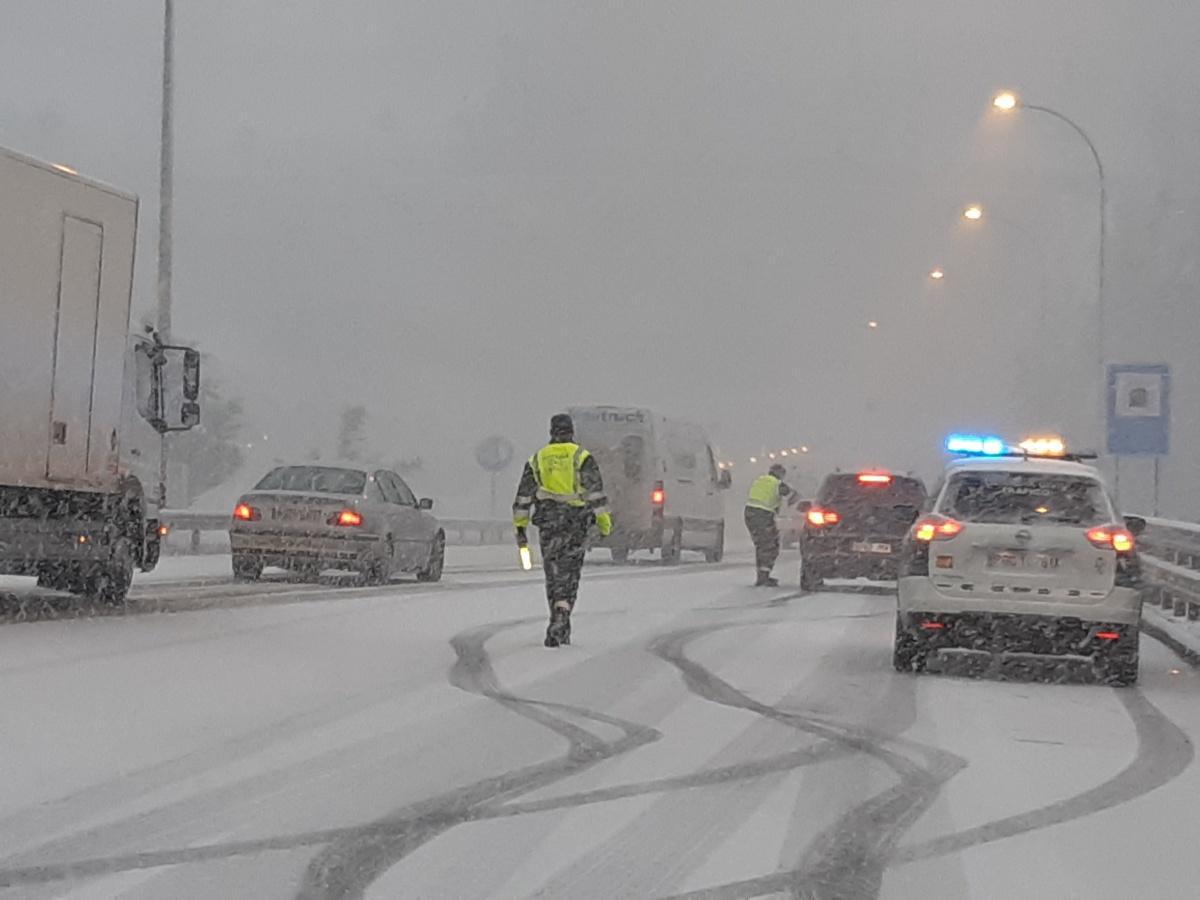 FESVIAL ADVIERTE DE LOS RIESGOS INVISIBLES EN INVIERNO QUE OCASIONAN EL FRIO Y LAS HORAS DE OSCURIDAD EN LA CONDUCCIÓN FESVIAL ADVIERTE DE LOS RIESGOS INVISIBLES EN INVIERNO QUE OCASIONAN EL FRIO Y LAS HORAS DE OSCURIDAD EN LA CONDUCCIÓN