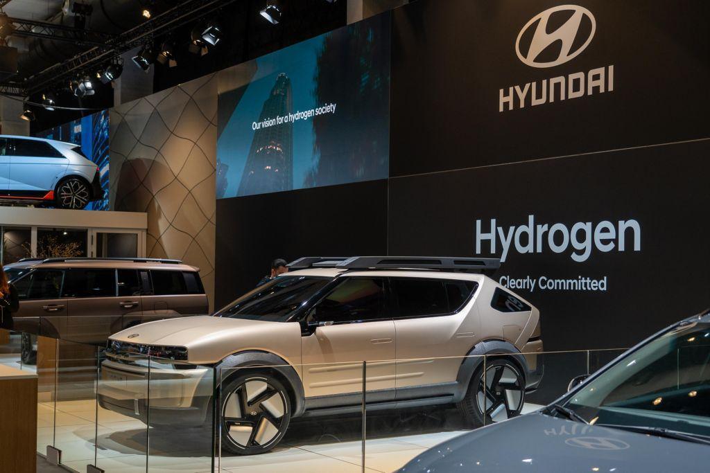 TRIPLE PRESENTACIÓN EUROPEA: HYUNDAI PRESENTA INSTER, INSTER CROSS Y EL INITIUM EN EL SALÓN DEL AUTOMÓVIL DE BRUSELAS 2025 TRIPLE PRESENTACIÓN EUROPEA: HYUNDAI PRESENTA INSTER, INSTER CROSS Y EL INITIUM EN EL SALÓN DEL AUTOMÓVIL DE BRUSELAS 2025