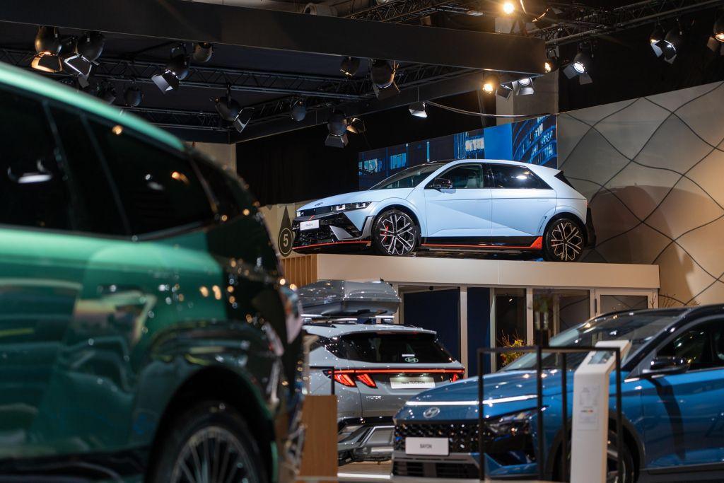 TRIPLE PRESENTACIÓN EUROPEA: HYUNDAI PRESENTA INSTER, INSTER CROSS Y EL INITIUM EN EL SALÓN DEL AUTOMÓVIL DE BRUSELAS 2025 TRIPLE PRESENTACIÓN EUROPEA: HYUNDAI PRESENTA INSTER, INSTER CROSS Y EL INITIUM EN EL SALÓN DEL AUTOMÓVIL DE BRUSELAS 2025