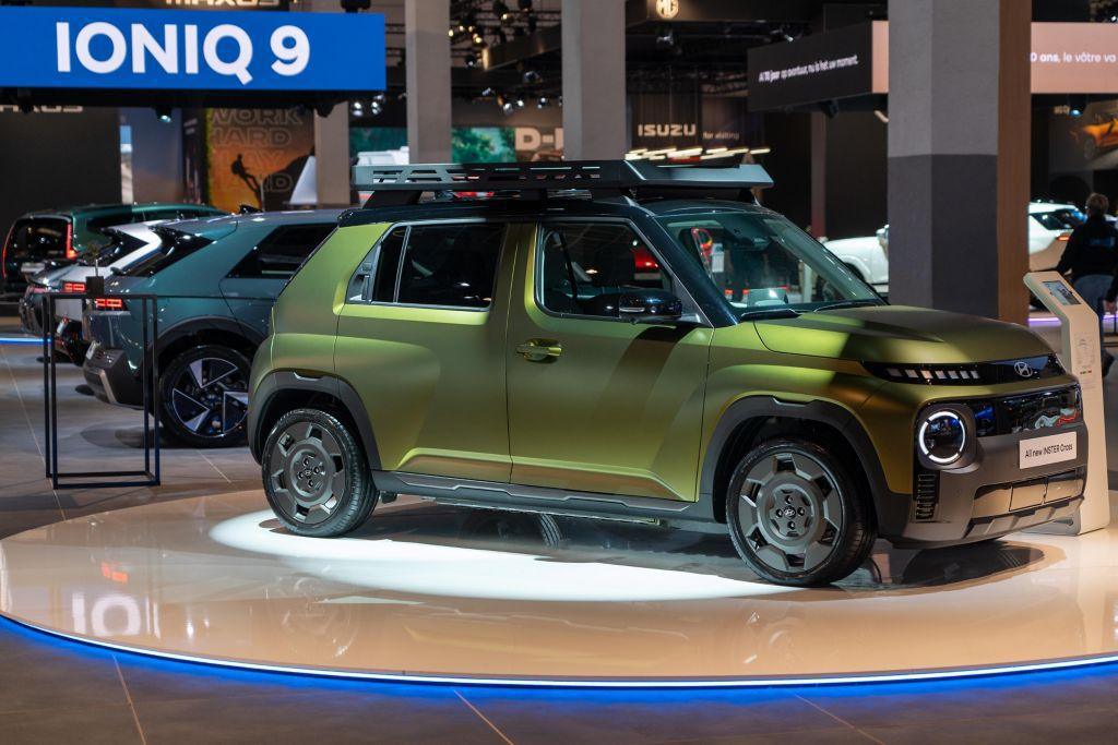 TRIPLE PRESENTACIÓN EUROPEA: HYUNDAI PRESENTA INSTER, INSTER CROSS Y EL INITIUM EN EL SALÓN DEL AUTOMÓVIL DE BRUSELAS 2025 TRIPLE PRESENTACIÓN EUROPEA: HYUNDAI PRESENTA INSTER, INSTER CROSS Y EL INITIUM EN EL SALÓN DEL AUTOMÓVIL DE BRUSELAS 2025