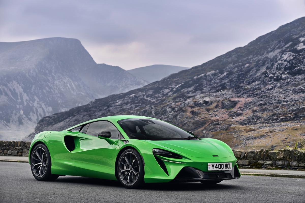 Supercoche de última generación: el nuevo McLaren Artura tiene más potencia, más prestaciones y una mayor implicación del conductor. Supercoche de última generación: el nuevo McLaren Artura tiene más potencia, más prestaciones y una mayor implicación del conductor.