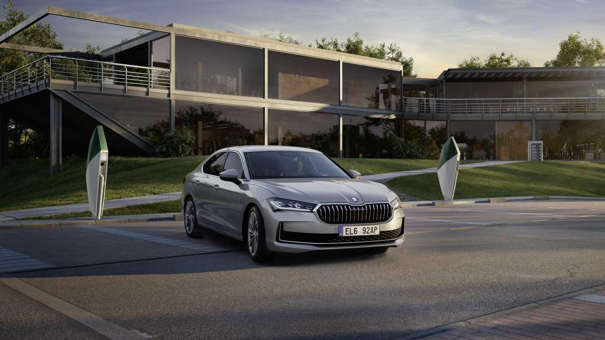 EL NUEVO SUPERB BERLINA: PRONTO DISPONIBLE CON EL SISTEMA DE PROPULSIÓN HÍBRIDO ENCHUFABLE EL NUEVO SUPERB BERLINA: PRONTO DISPONIBLE CON EL SISTEMA DE PROPULSIÓN HÍBRIDO ENCHUFABLE