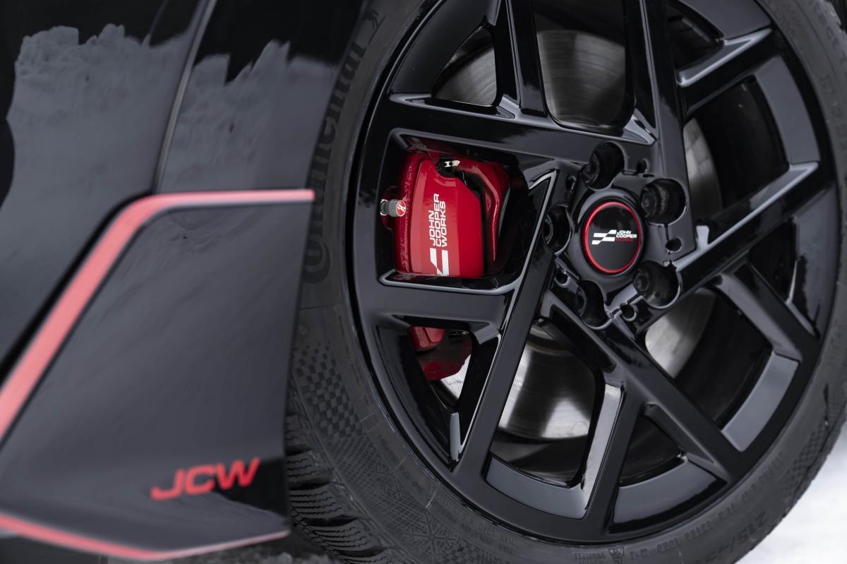 DOMINA LA NIEVE Y EL HIELO: EL MINI JOHN COOPER WORKS CON ACCESORIOS ORIGINALES PARA MÁXIMO RENDIMIENTO DOMINA LA NIEVE Y EL HIELO: EL MINI JOHN COOPER WORKS CON ACCESORIOS ORIGINALES PARA MÁXIMO RENDIMIENTO