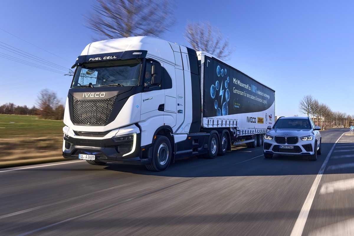 IVECO ENTREGA A BMW DOS CAMIONES S-EWAY DE PILA DE COMBUSTIBLE, LAS PRIMERAS UNIDADES DEL INNOVADOR PROYECTO H2HAUL CENTRADO EN EL HIDRÓGENO QUE SALEN A LA CARRETERA