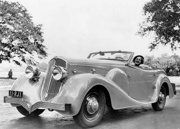 ELEGANCIA, “ALLURE” E INNOVACIÓN: EL PEUGEOT 402 CUMPLE 90 AÑOS