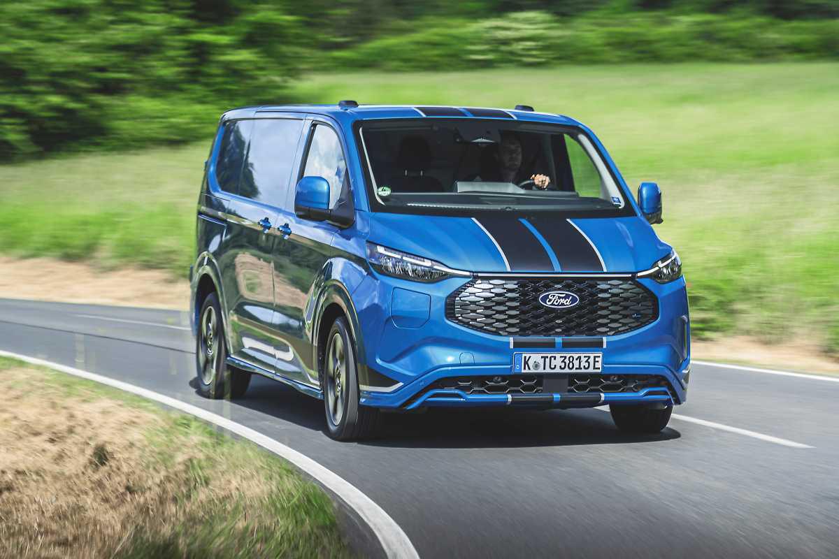 GAMA DE FURGONETAS HÍBRIDAS ENCHUFABLES DE FORD PRO: AHORRO DE HASTA 332 EUROS AL MES POR VEHÍCULO GAMA DE FURGONETAS HÍBRIDAS ENCHUFABLES DE FORD PRO: AHORRO DE HASTA 332 EUROS AL MES POR VEHÍCULO