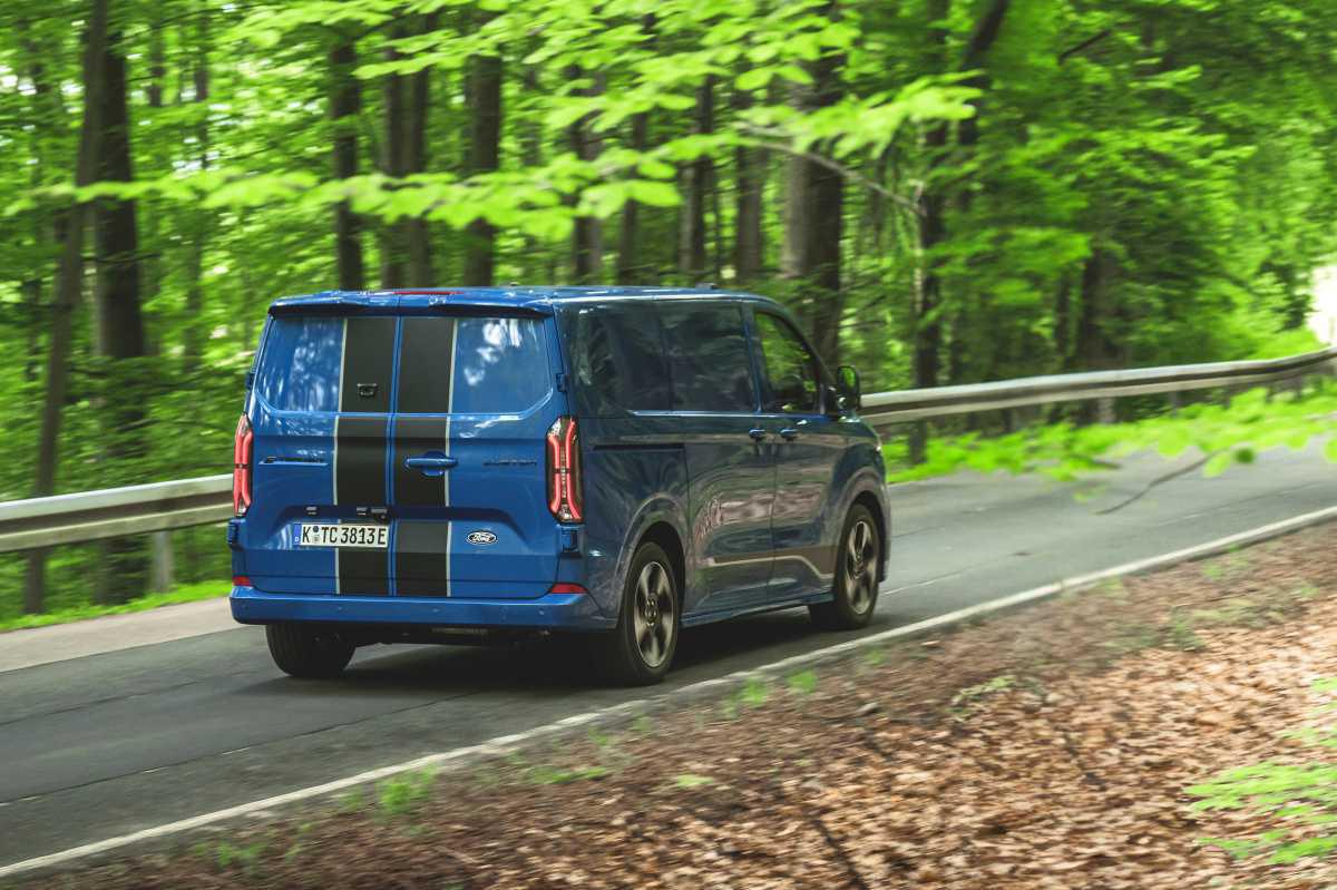 GAMA DE FURGONETAS HÍBRIDAS ENCHUFABLES DE FORD PRO: AHORRO DE HASTA 332 EUROS AL MES POR VEHÍCULO GAMA DE FURGONETAS HÍBRIDAS ENCHUFABLES DE FORD PRO: AHORRO DE HASTA 332 EUROS AL MES POR VEHÍCULO