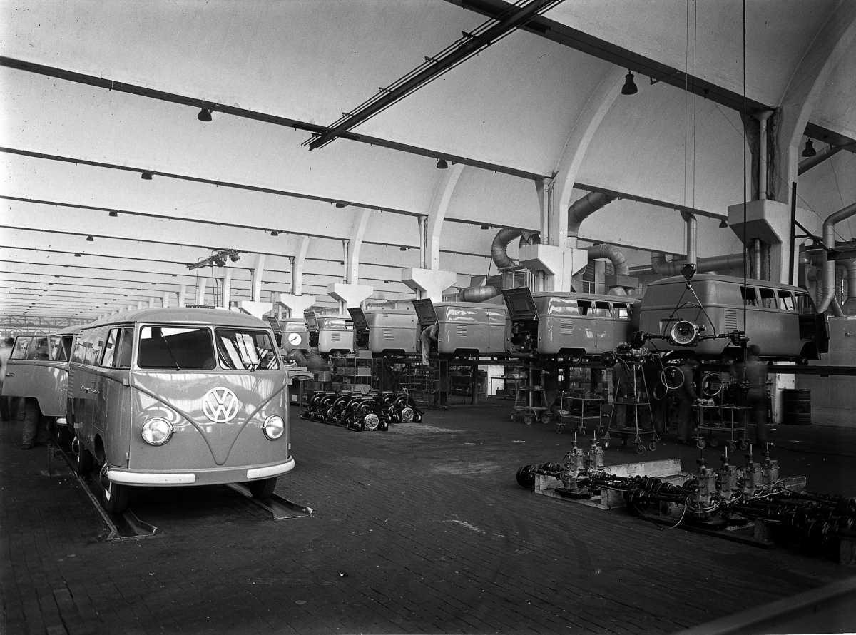 LA MÍTICA FURGONETA VW CUMPLE 75 AÑOS GENERANDO SONRISAS LA MÍTICA FURGONETA VW CUMPLE 75 AÑOS GENERANDO SONRISAS