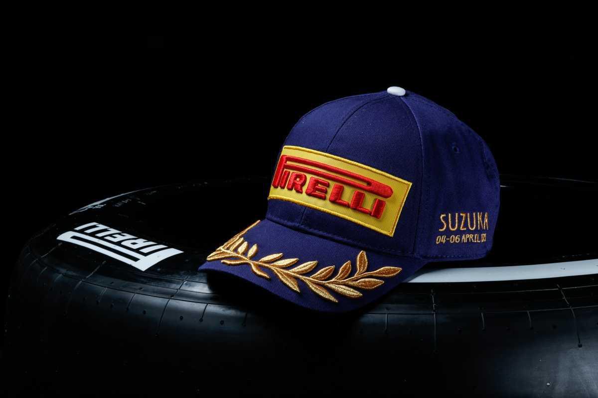 PIRELLI DESIGN INICIA UNA COLABORACIÓN CON EL DISEÑADOR DENIS DEKOVIC QUE ARRANCA CON EL DISEÑO DE CATORCE GORRAS DE PODIO DE FORMULA 1® DE EDICIÓN ESPECIAL PIRELLI DESIGN INICIA UNA COLABORACIÓN CON EL DISEÑADOR DENIS DEKOVIC QUE ARRANCA CON EL DISEÑO DE CATORCE GORRAS DE PODIO DE FORMULA 1® DE EDICIÓN ESPECIAL