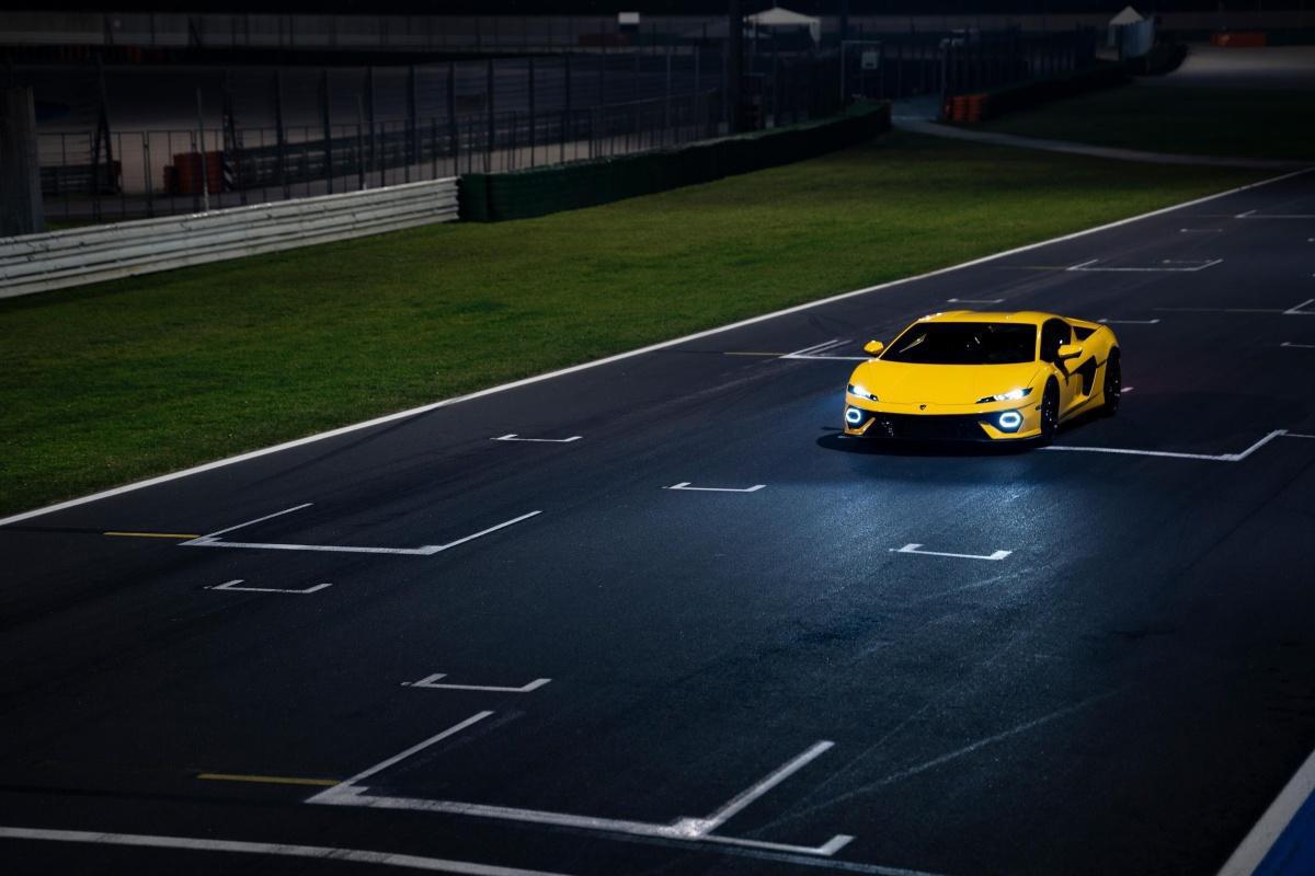 ANDREA CALDARELLI LLEVA AL LÍMITE EL NUEVO LAMBORGHINI TEMERARIO ANDREA CALDARELLI LLEVA AL LÍMITE EL NUEVO LAMBORGHINI TEMERARIO