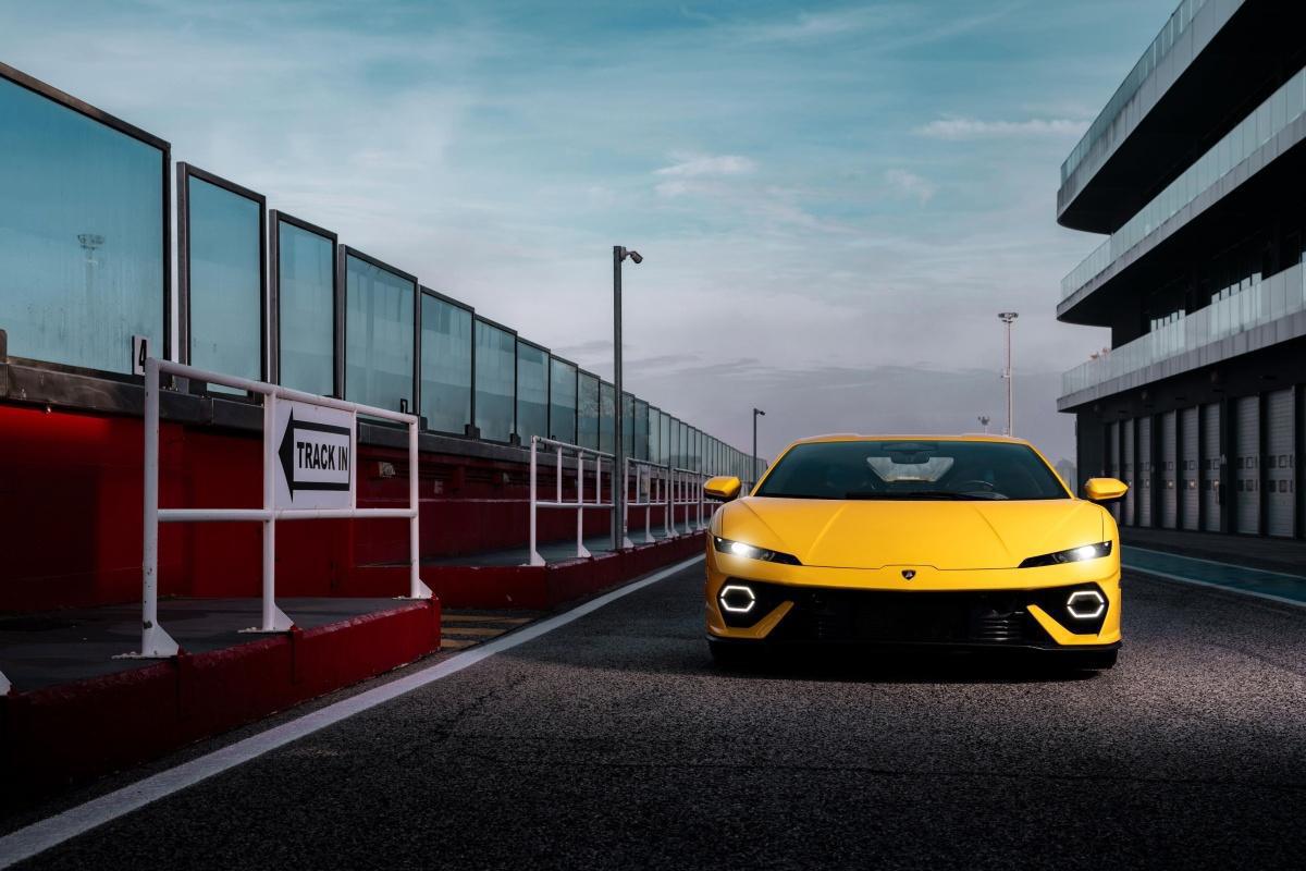 ANDREA CALDARELLI LLEVA AL LÍMITE EL NUEVO LAMBORGHINI TEMERARIO ANDREA CALDARELLI LLEVA AL LÍMITE EL NUEVO LAMBORGHINI TEMERARIO