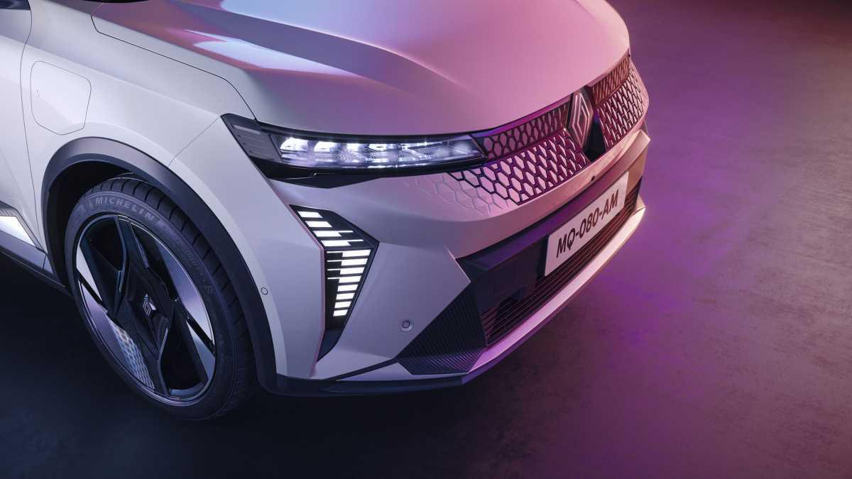 SCENIC E-TECH ELÉCTRICO SE ACTUALIZA PARA HACER LA VIDA ELÉCTRICA AÚN MÁS SENCILLA Y AGRADABLE