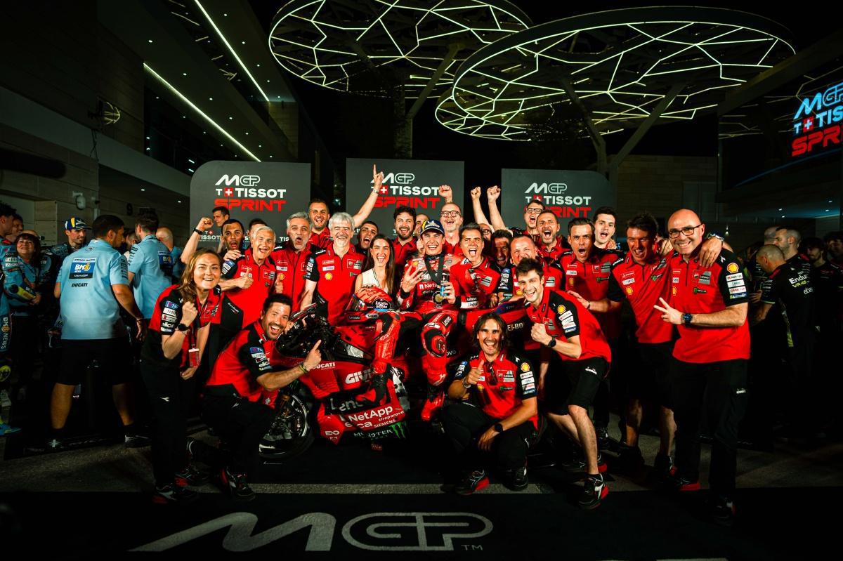 Marc Márquez y el Ducati Lenovo Team continúan su racha de victorias en la Sprint de Lusail. Francesco Bagnaia termina octavo Marc Márquez y el Ducati Lenovo Team continúan su racha de victorias en la Sprint de Lusail. Francesco Bagnaia termina octavo
