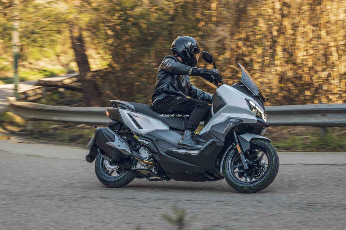 SYM APUESTA POR LA MEDIA CILINDRADA CON EL NUEVO ADX 300, SU NUEVO SCOOTER CROSSOVER CON LA MEJOR RELACIÓN CALIDAD-PRECIO- PRESTACIONES POR DEBAJO DE LOS 5.000 EUROS SYM APUESTA POR LA MEDIA CILINDRADA CON EL NUEVO ADX 300, SU NUEVO SCOOTER CROSSOVER CON LA MEJOR RELACIÓN CALIDAD-PRECIO- PRESTACIONES POR DEBAJO DE LOS 5.000 EUROS