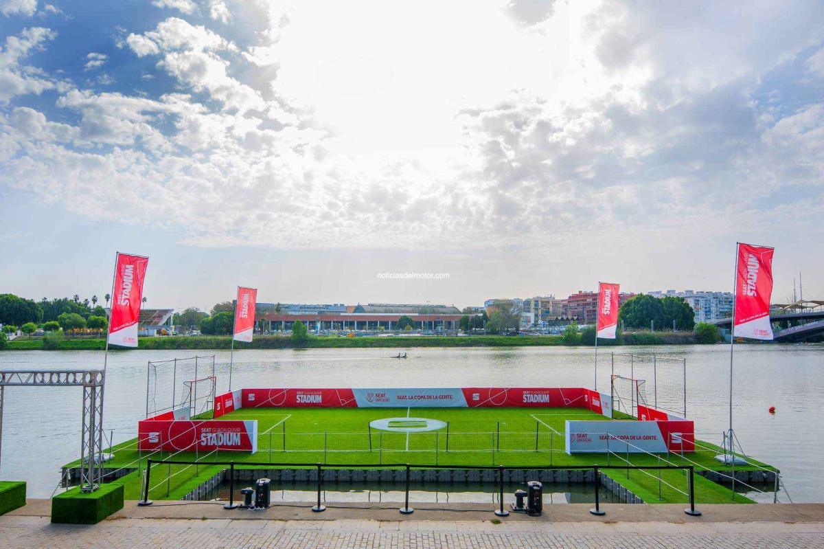 SEAT SORPRENDE CON EL PRIMER CAMPO DE FÚTBOL SOBRE EL RÍO GUADALQUIVIR SEAT SORPRENDE CON EL PRIMER CAMPO DE FÚTBOL SOBRE EL RÍO GUADALQUIVIR