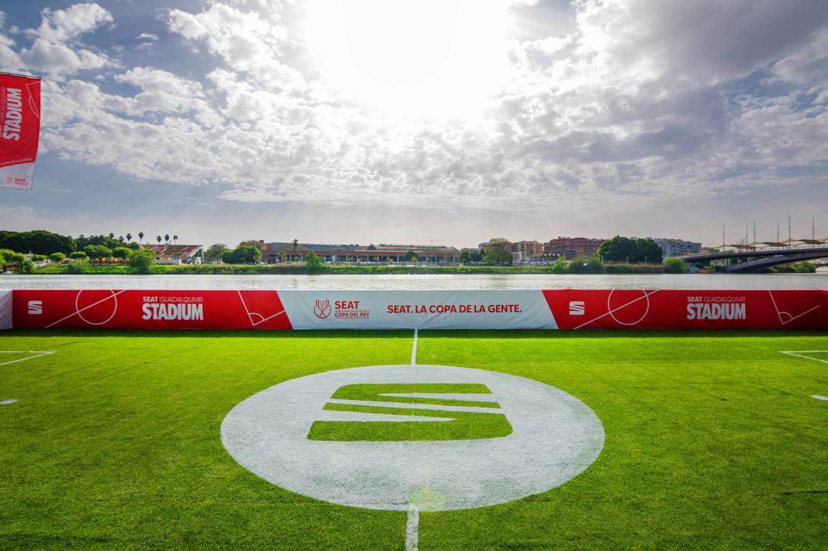 SEAT SORPRENDE CON EL PRIMER CAMPO DE FÚTBOL SOBRE EL RÍO GUADALQUIVIR SEAT SORPRENDE CON EL PRIMER CAMPO DE FÚTBOL SOBRE EL RÍO GUADALQUIVIR