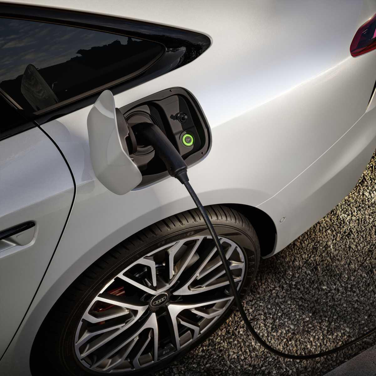 LOS NUEVOS AUDI A6 E-HYBRID: DEPORTIVIDAD Y EFICIENCIA SE DAN LA MANO LOS NUEVOS AUDI A6 E-HYBRID: DEPORTIVIDAD Y EFICIENCIA SE DAN LA MANO