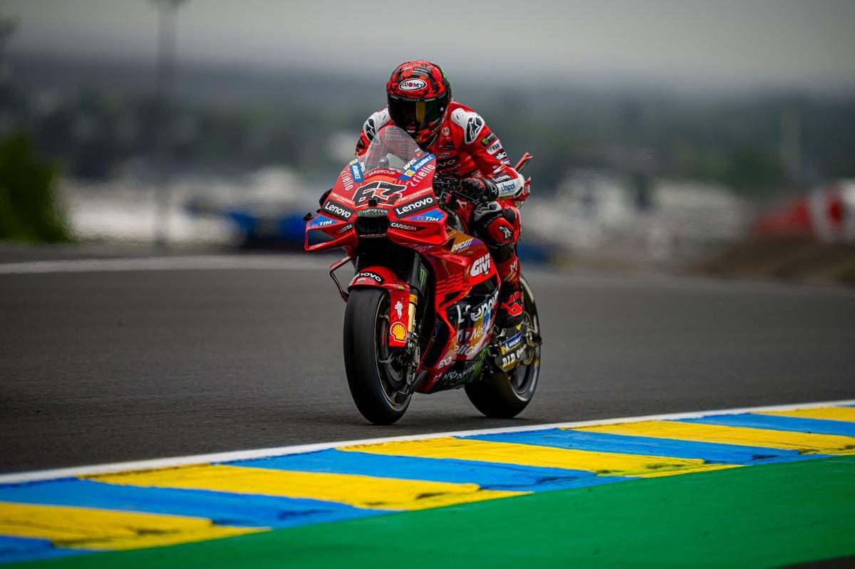  Segunda posición para Marc Márquez y el Ducati Lenovo Team bajo la intensa lluvia de Le Mans. Bagnaia finaliza decimosexto tras una caída