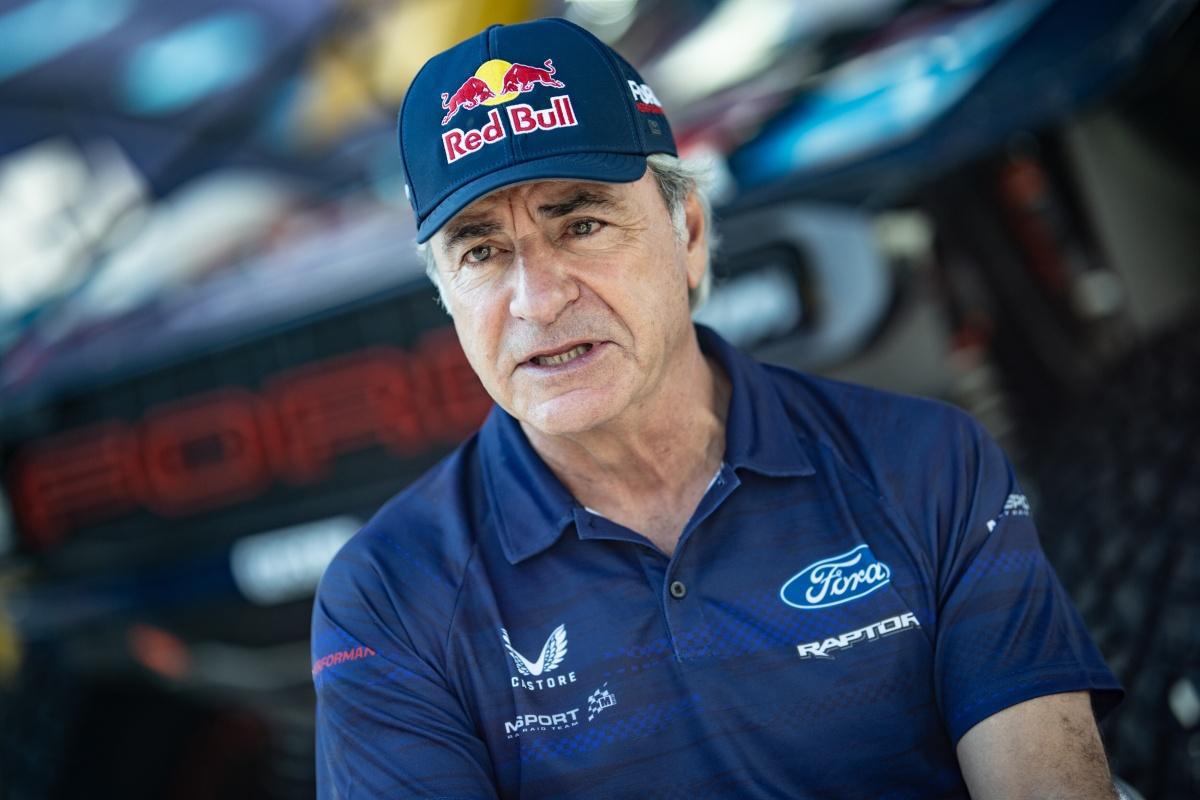 Carlos Sainz sufre al abrir pista en la primera parte de la etapa maratón