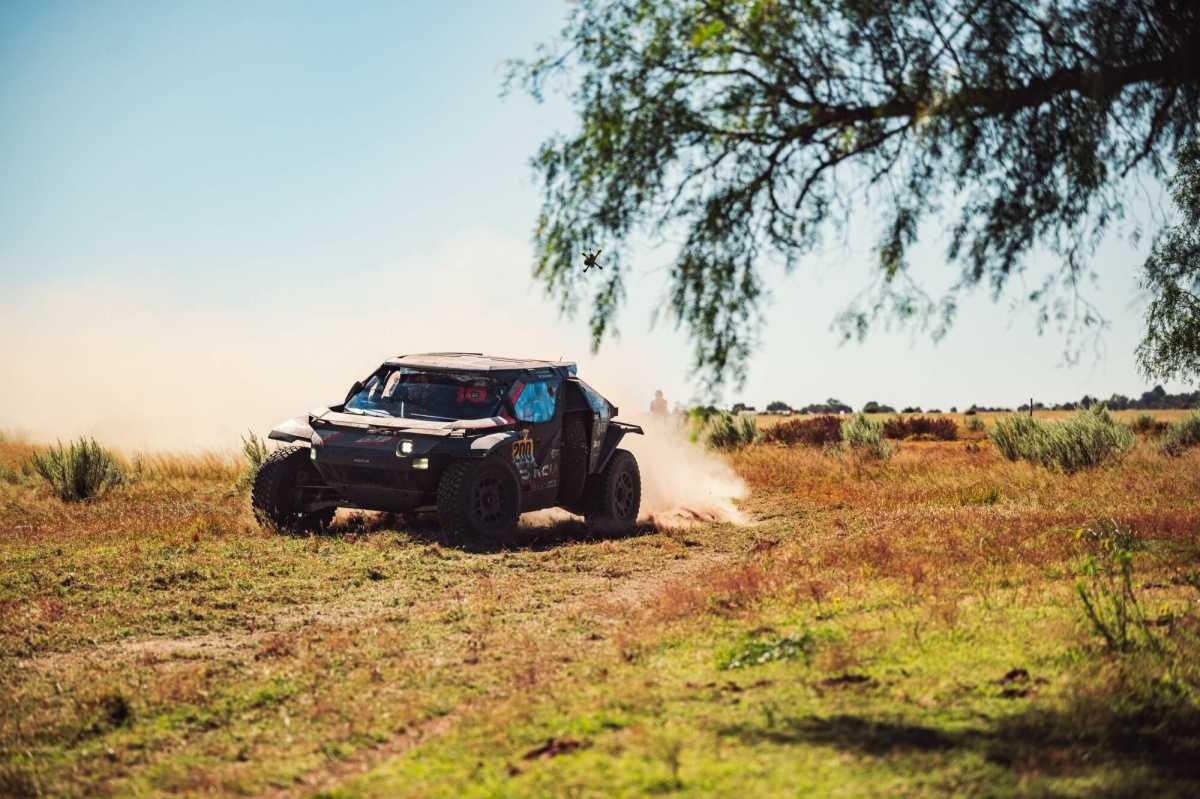AL-ATTIYAH VUELVE A GANAR Y LOGRA LA VICTORIA DE ETAPA PARA DACIA EN SUDÁFRICA