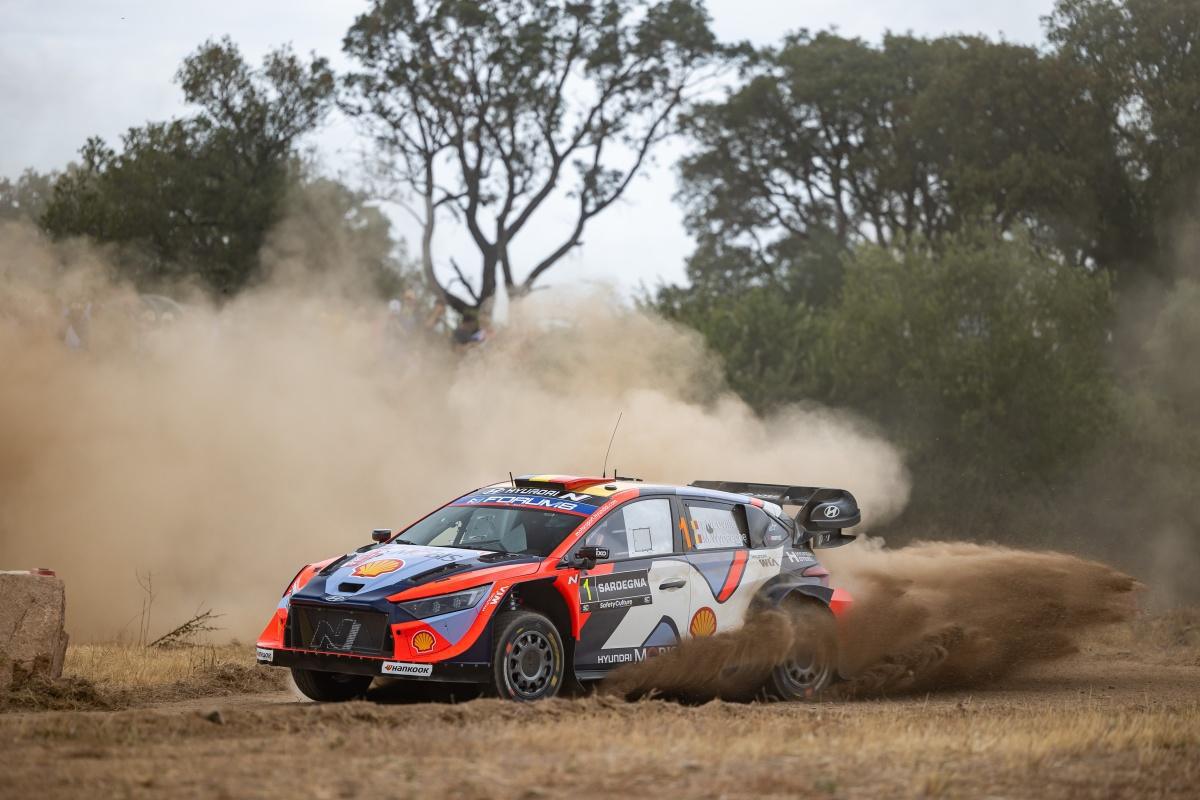 Hyundai acecha el liderazgo desde el podio del Rally de Italia Cerdeña Hyundai acecha el liderazgo desde el podio del Rally de Italia Cerdeña