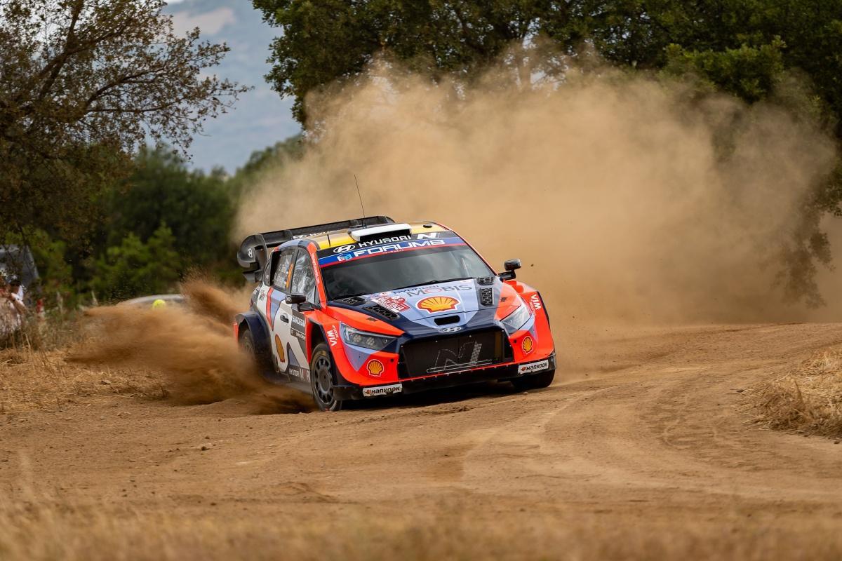 Hyundai acecha el liderazgo desde el podio del Rally de Italia Cerdeña Hyundai acecha el liderazgo desde el podio del Rally de Italia Cerdeña