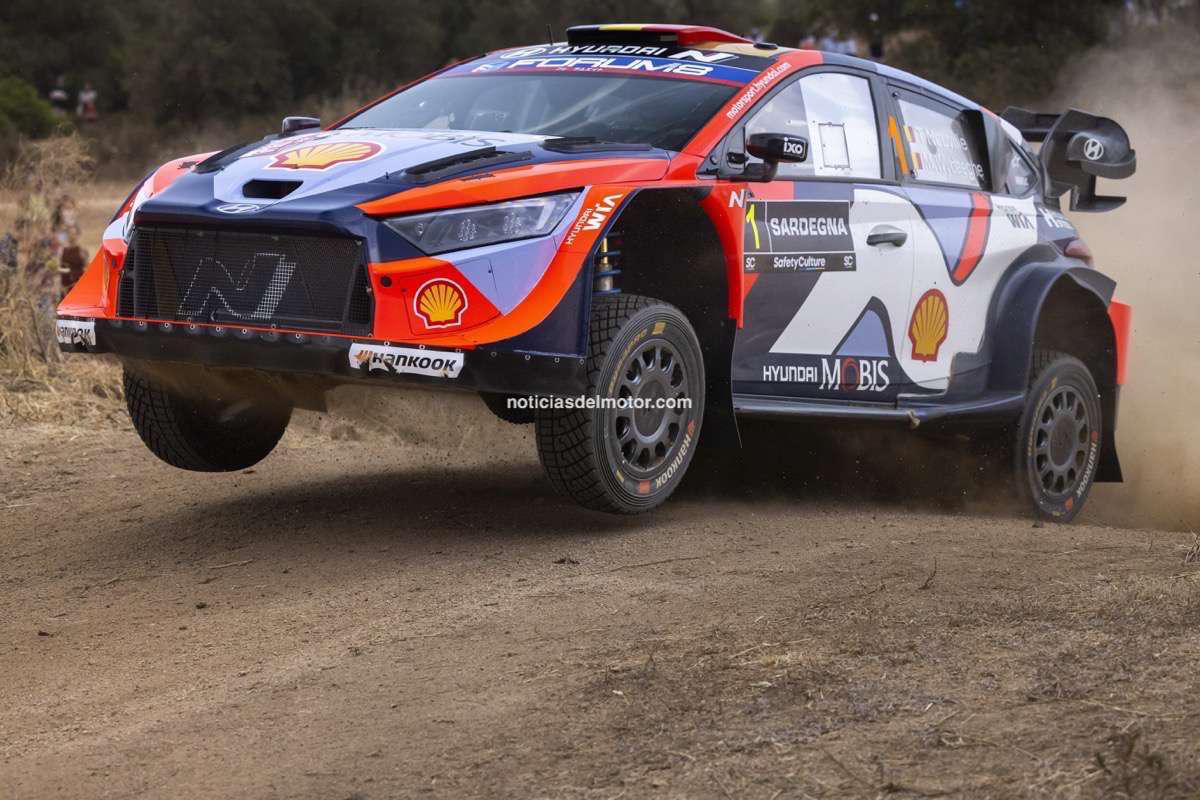 TÄNAK MARCA DE CERCA A OGIER EN EL RALLY DE ITALIA CERDEÑA