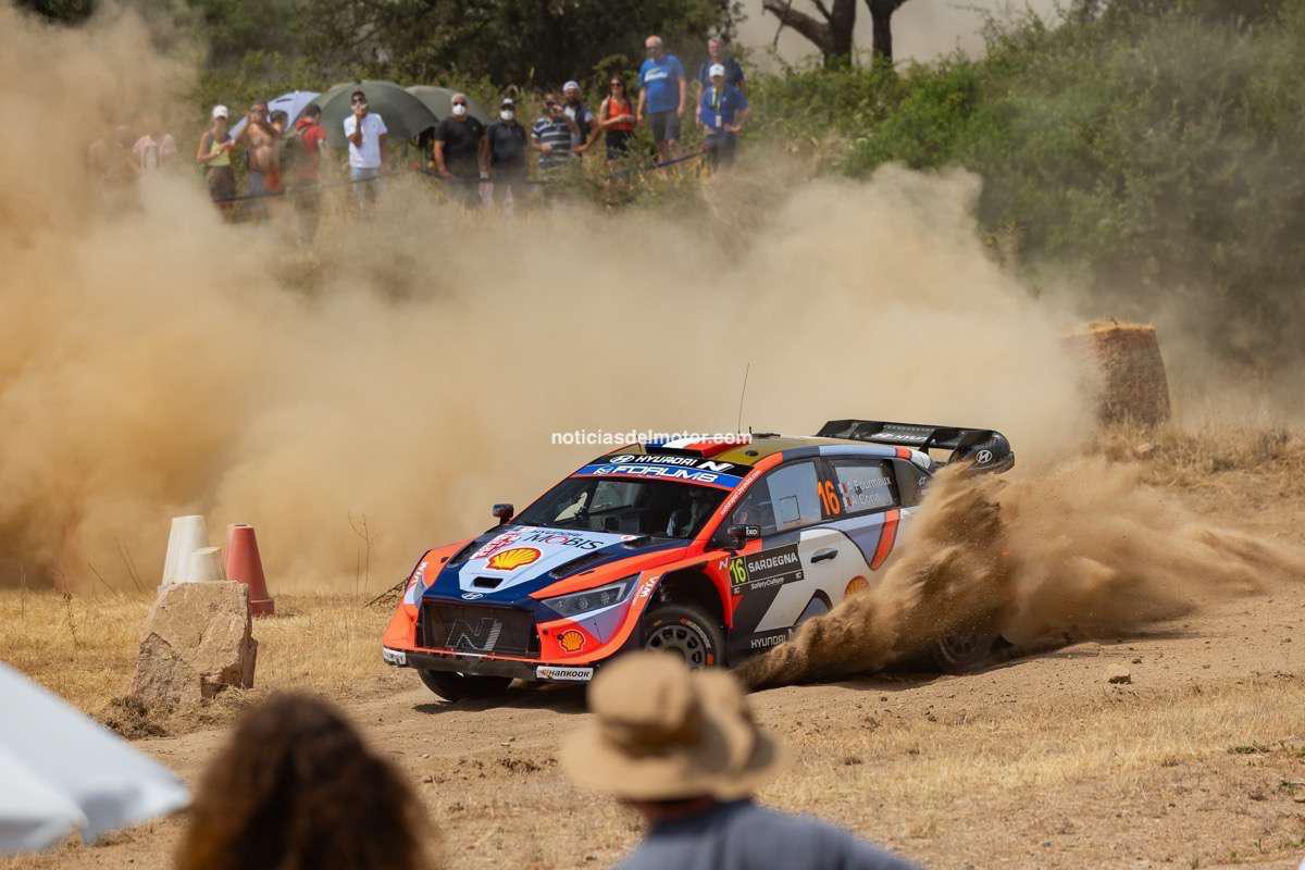 TÄNAK MARCA DE CERCA A OGIER EN EL RALLY DE ITALIA CERDEÑA
