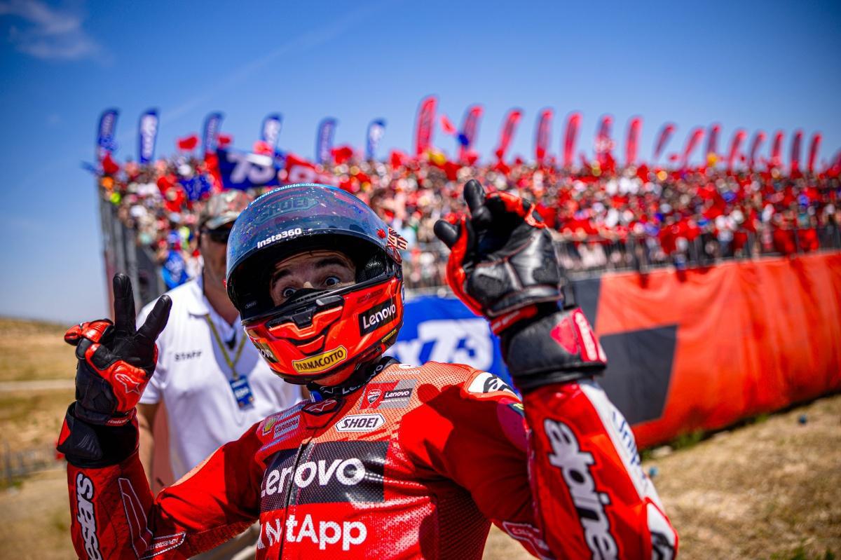  Dominio absoluto en carrera para Marc Márquez y el Ducati Lenovo Team en el MotorLand Aragón. Francesco Bagnaia cierra el podio conquistando un importante tercer puesto