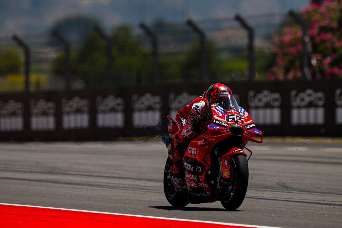 Dominio absoluto en carrera para Marc Márquez y el Ducati Lenovo Team en el MotorLand Aragón. Francesco Bagnaia cierra el podio conquistando un importante tercer puesto Dominio absoluto en carrera para Marc Márquez y el Ducati Lenovo Team en el MotorLand Aragón. Francesco Bagnaia cierra el podio conquistando un importante tercer puesto