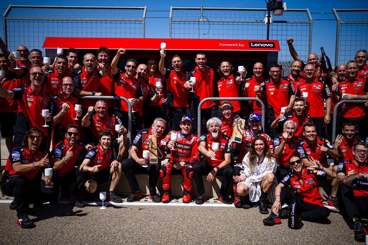 Dominio absoluto en carrera para Marc Márquez y el Ducati Lenovo Team en el MotorLand Aragón. Francesco Bagnaia cierra el podio conquistando un importante tercer puesto Dominio absoluto en carrera para Marc Márquez y el Ducati Lenovo Team en el MotorLand Aragón. Francesco Bagnaia cierra el podio conquistando un importante tercer puesto