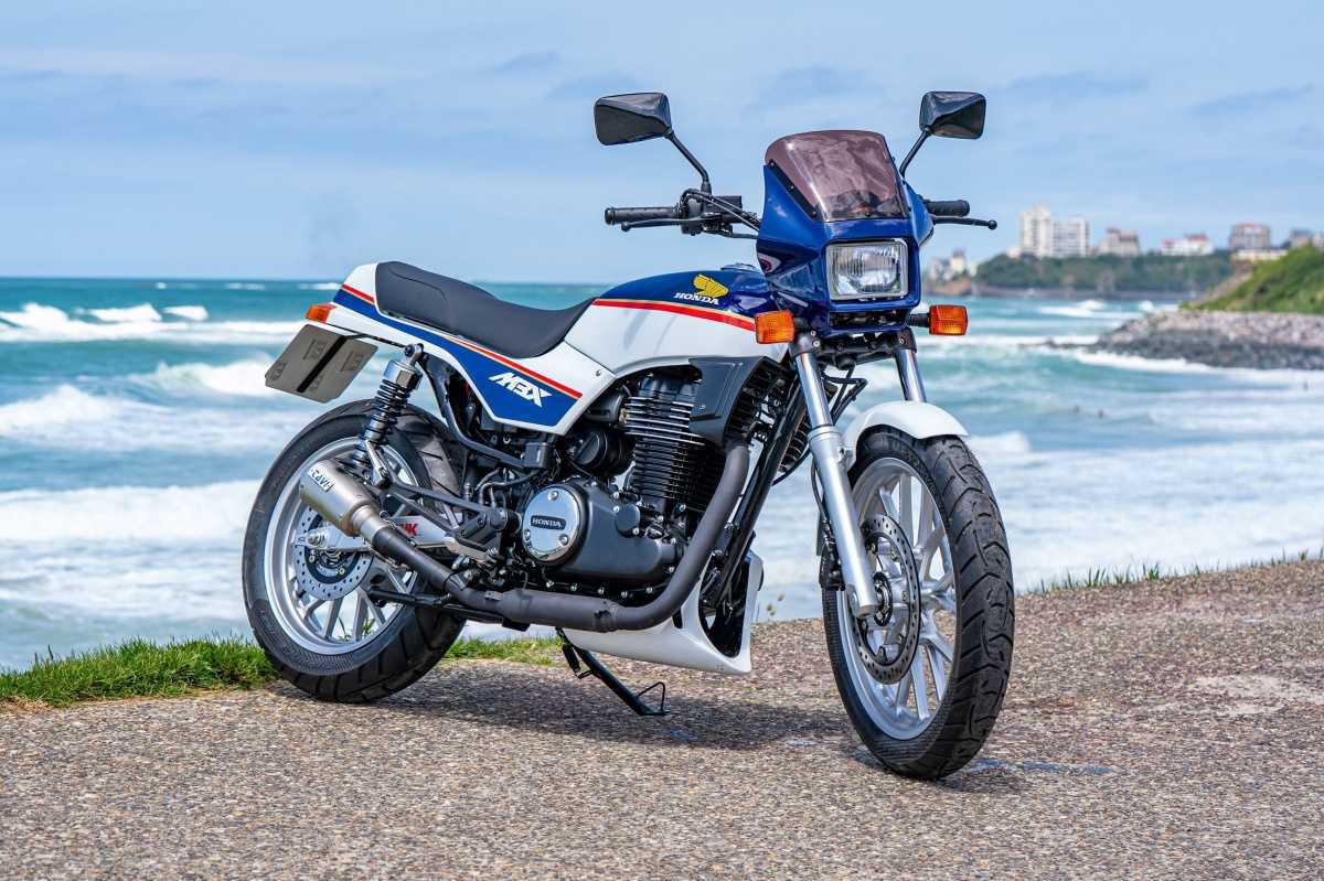LA NUEVA GB350S COMO NUNCA LA HABÍAS VISTO: HONDACUSTOMS.COM REGRESA AL WHEELS AND WAVES EN 2025