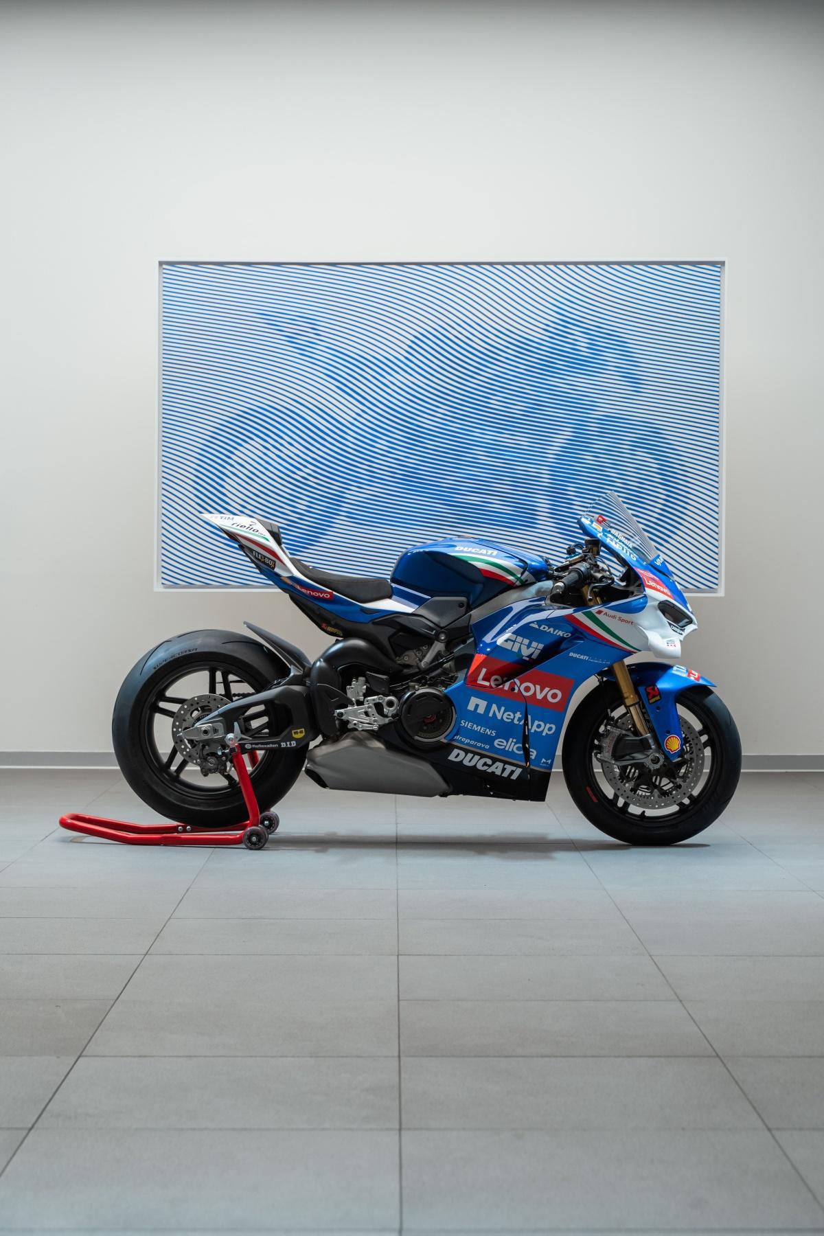  La Panigale V4 Tricolore Italia inspira una obra de arte del artista italiano Andrea Crespi