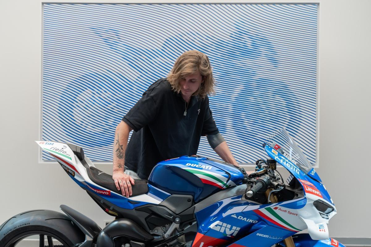  La Panigale V4 Tricolore Italia inspira una obra de arte del artista italiano Andrea Crespi