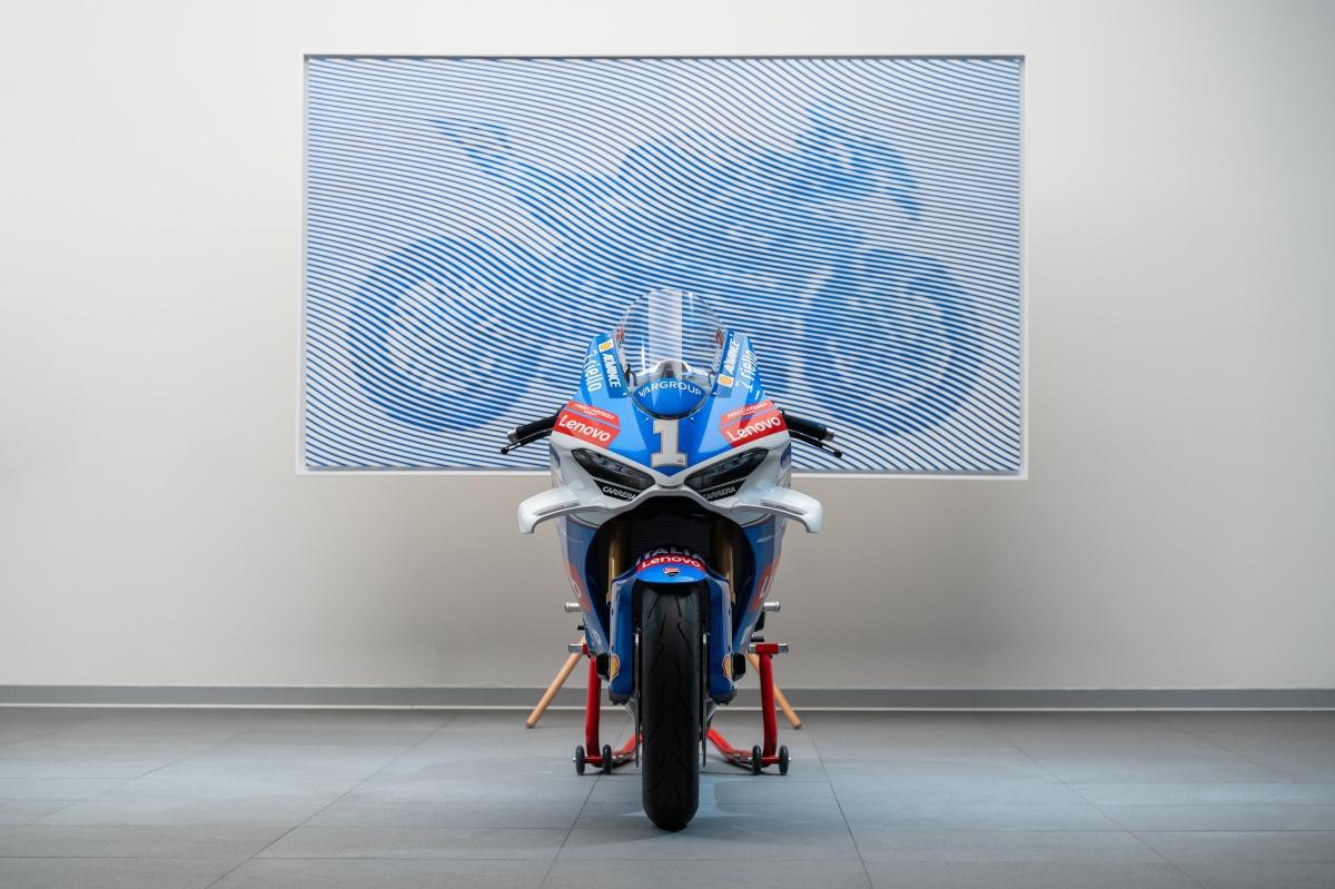  La Panigale V4 Tricolore Italia inspira una obra de arte del artista italiano Andrea Crespi
