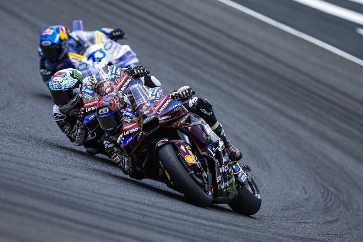  Marc Márquez y el Ducati Lenovo Team marcan la diferencia en Mugello y conquistan la victoria en el Gran Premio Brembo de Italia. Francesco Bagnaia, cuarto