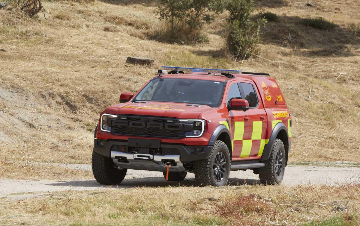 CARLOS SAINZ MUESTRA A LOS BOMBEROS DE LA COMUNIDAD DE MADRID A SACARLE TODO EL PARTIDO AL FORD RANGER RAPTOR