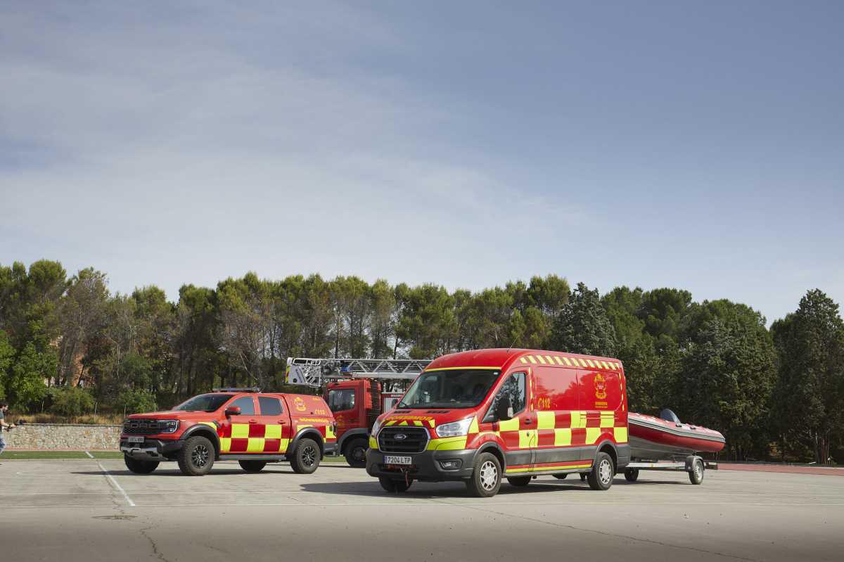 CARLOS SAINZ MUESTRA A LOS BOMBEROS DE LA COMUNIDAD DE MADRID A SACARLE TODO EL PARTIDO AL FORD RANGER RAPTOR