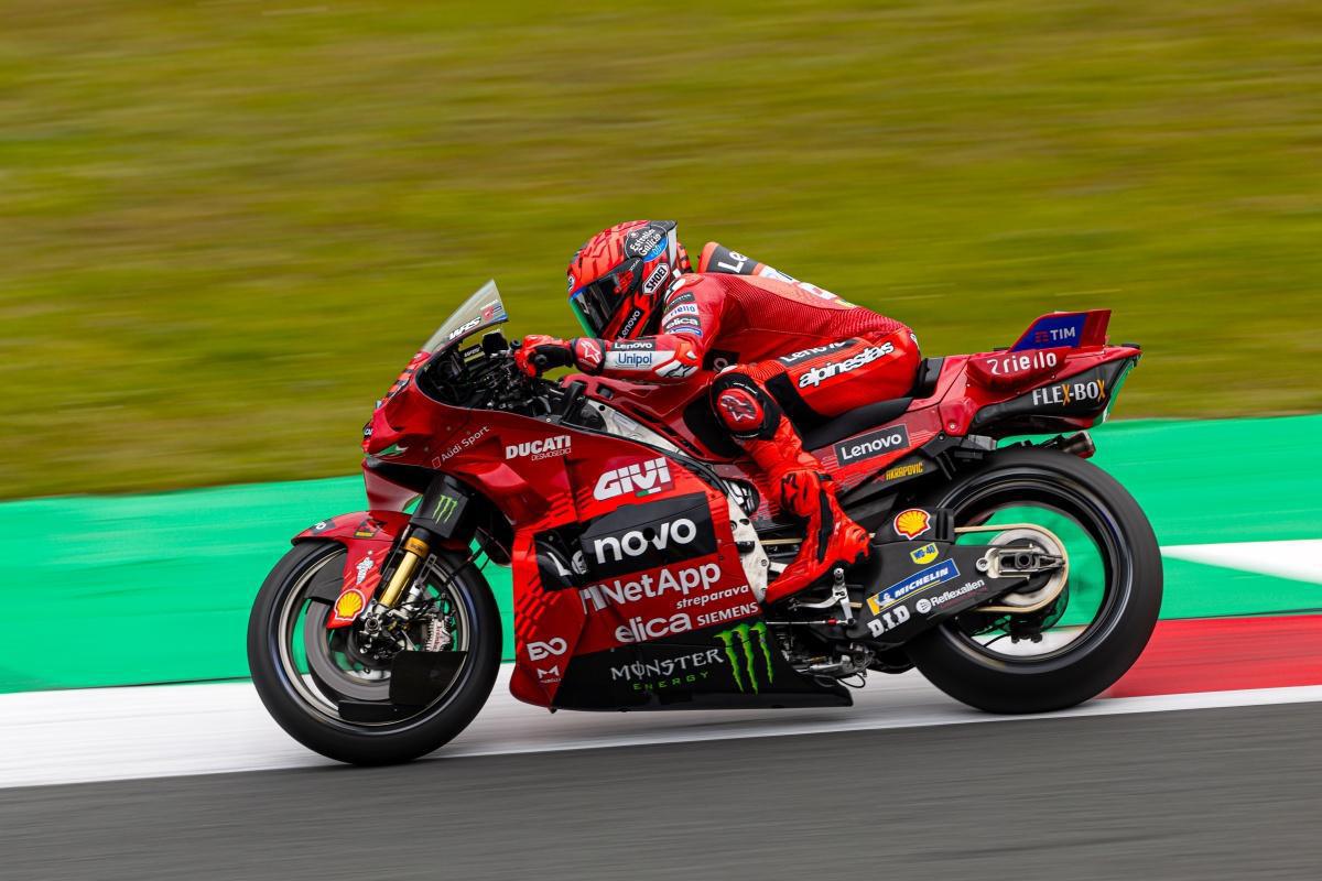 Marc Márquez y el Ducati Lenovo Team ganan la Sprint de Assen. Francesco Bagnaia, quinto
