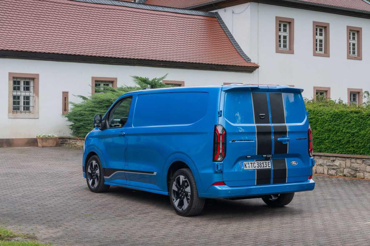 FORD PRO LE AÑADE TRACCIÓN TOTAL A LA E-TRANSIT CUSTOM PARA MEJORAR SUS CAPACIDADES