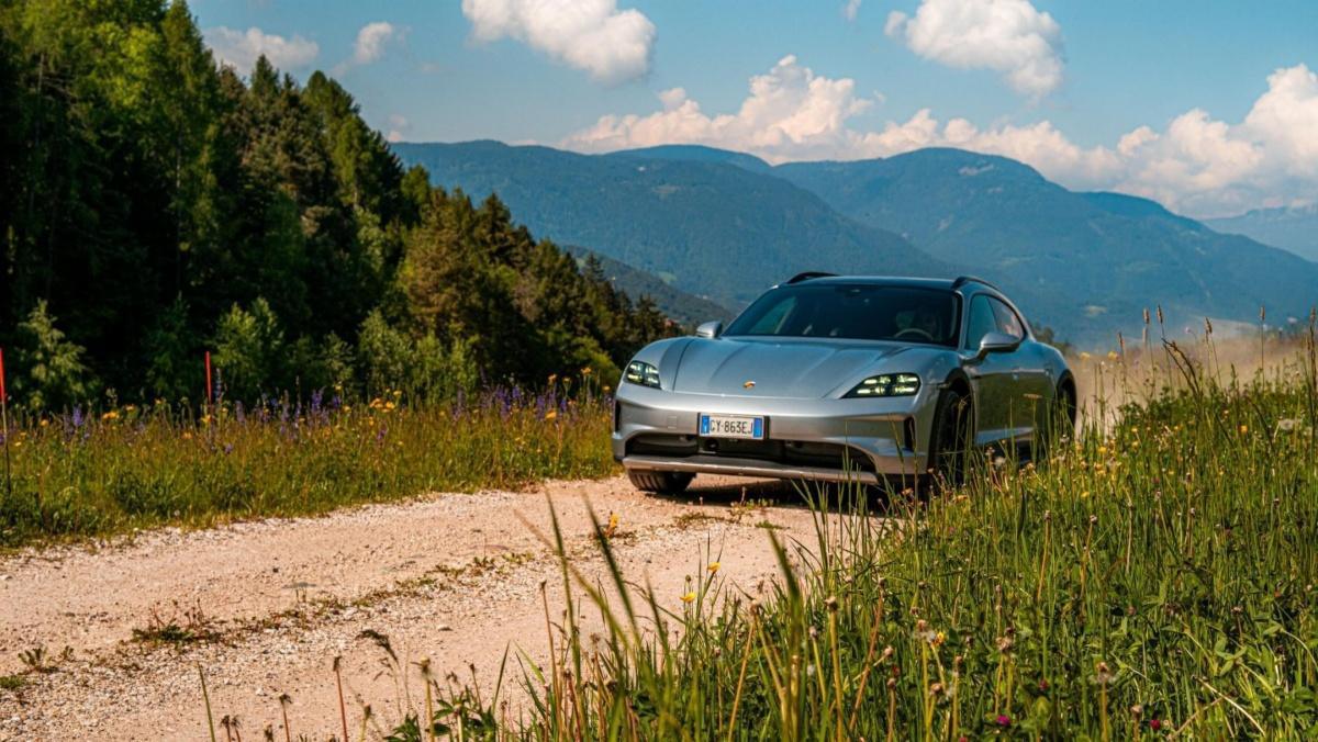 RUTA SILENCIOSA POR LOS DOLOMITAS EN UN TAYCAN 4 CROSS TURISMO