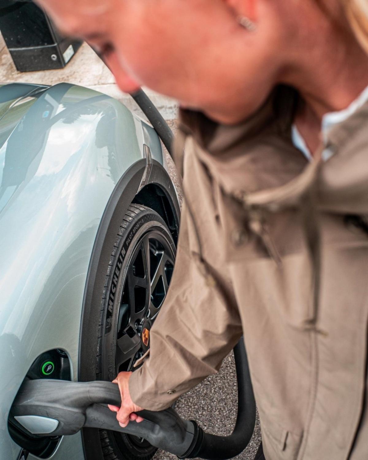 RUTA SILENCIOSA POR LOS DOLOMITAS EN UN TAYCAN 4 CROSS TURISMO RUTA SILENCIOSA POR LOS DOLOMITAS EN UN TAYCAN 4 CROSS TURISMO