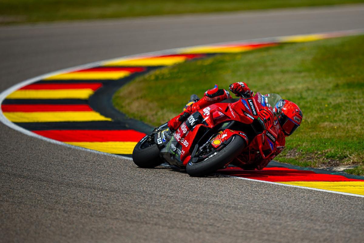 Marc Márquez y el Ducati Lenovo Team dominan en Sachsenring ganando la carrera. Bagnaia, tras una gran remontada, completa el podio con un tercer puesto Marc Márquez y el Ducati Lenovo Team dominan en Sachsenring ganando la carrera. Bagnaia, tras una gran remontada, completa el podio con un tercer puesto