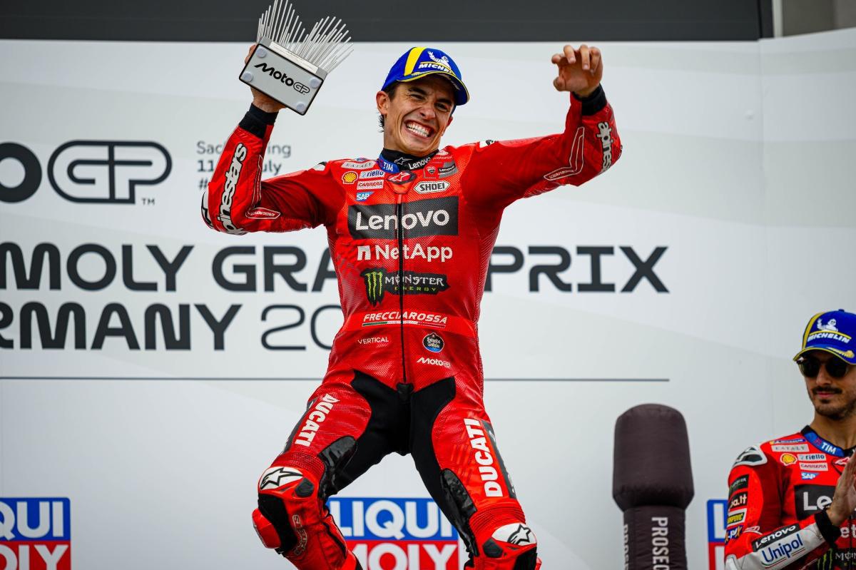 Marc Márquez y el Ducati Lenovo Team dominan en Sachsenring ganando la carrera. Bagnaia, tras una gran remontada, completa el podio con un tercer puesto Marc Márquez y el Ducati Lenovo Team dominan en Sachsenring ganando la carrera. Bagnaia, tras una gran remontada, completa el podio con un tercer puesto