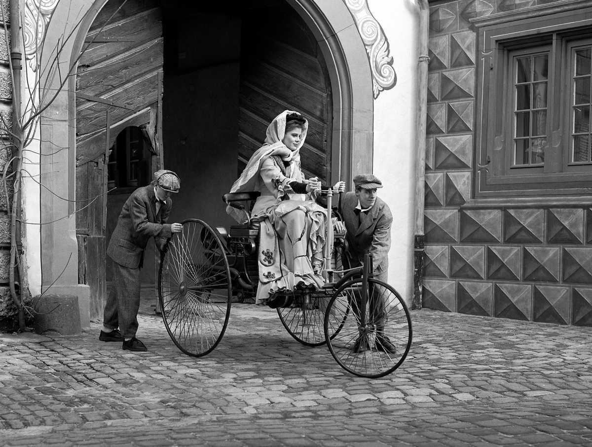 EL MUSEO DE HISTORIA DE LA AUTOMOCIÓN DE SALAMANCA INAUGURA LA EXPOSICIÓN “MERCEDES. LA ESTRELLA”