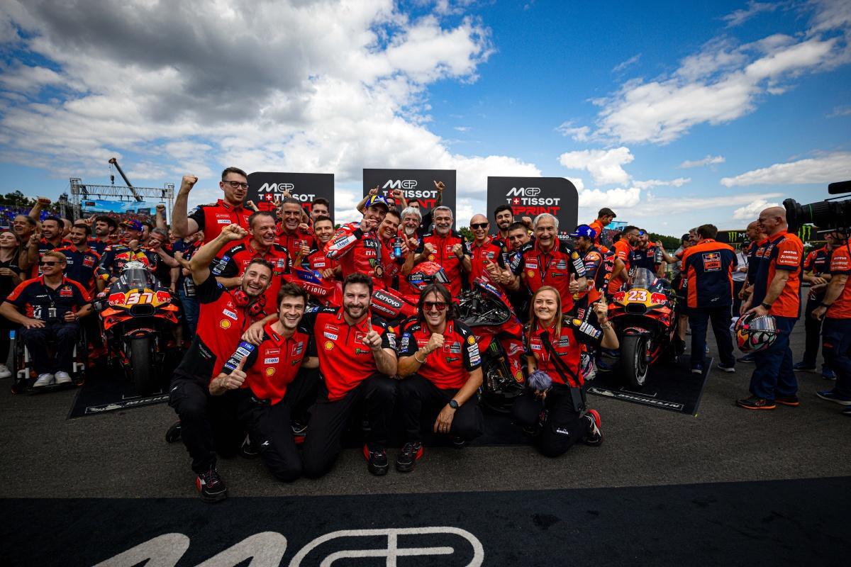 Marc Márquez y el Ducati Lenovo Team ganan la Sprint de Brno. Francesco Bagnaia termina séptimo Marc Márquez y el Ducati Lenovo Team ganan la Sprint de Brno. Francesco Bagnaia termina séptimo