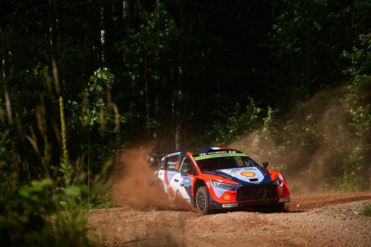 Solberg mantiene a raya a Neuville y Tänak en el Rally de Estonia