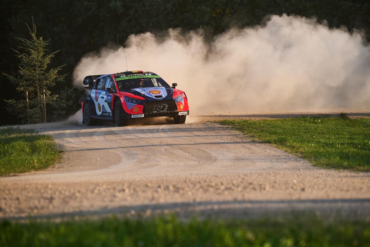 Solberg mantiene a raya a Neuville y Tänak en el Rally de Estonia